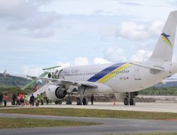Penerbangan Pesawat Penumpang Perdana di Bandara Singkawang