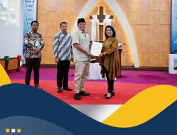 Menteri Nusron Serahkan Sertipikat untuk Gereja yang Berdiri sejak 1968