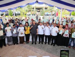 Menko AHY dan Wamen Ossy Serahkan Setipikat Tanah untuk Warga Lebak