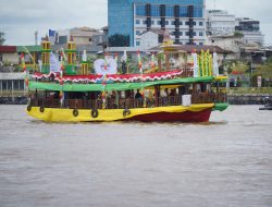 Pontianak Juara I Kapal Hias Saprahan Khatulistiwa