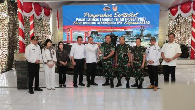 Komitmen Selesaikan Persoalan Aset TNI, Nusron Wahid Serahkan Sertipikat Tanah untuk Puslatpur TNI AD Terluas se-Asia