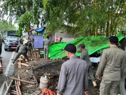 Satpol PP Pontianak Bongkar Belasan Lapak Pedagang Kaki Lima