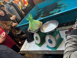 Tim Sidak Temukan Pedagang di Pasar Flamboyan Gunakan Alat Timbang Curang