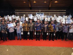 Pemerintah Serahkan 1.120 Sertipikat Tanah untuk Transmigran di Sukabumi, Wamen Ossy: Ini Pengakuan Negara