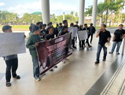 Aliansi Masyarakat Peduli Kalbar Geruduk Kantor Gubernur Tuntut Proses Pergantian Dirut Bank Kalbar
