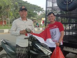 Aksi Bagi-Bagi Bendera Merah Putih, Lentera Penggerak Demokrasi Gelorakan Semangat Persatuan