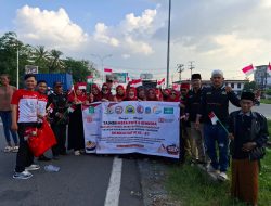 Meriahkan HUT RI ke-80, MAMY dan ARMY Kalbar Bagikan Tajhin Mera Pote dan Bendera Merah Putih