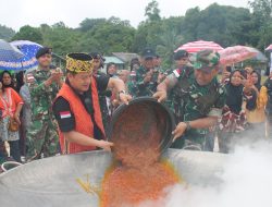 Kuali Merah Putih Masak Besar Bobon Santoso dan Satgas Yonkav 3/AC,