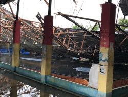 Angin Kencang Hantam Pontianak Pohon Tumbang Timpa Mobil Hingga Lapangan Futsal Roboh