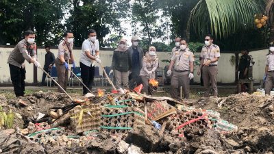 Lindungi Negeri dari Ancaman Penyakit, Karantina Kalbar Musnahkan Media Pembawa Ilegal