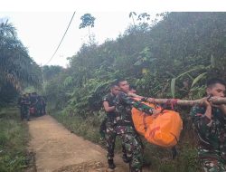 Tembus Medan Ekstrem Bukit Puntak, TNI dan Tim SAR Gabungan Berhasil Evakuasi Korban Helikopter PK-CFX di Sekadau