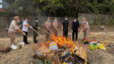 Cegah Penyakit Lintas Batas, Karantina Aruk Musnahkan Ratusan Kilogram Media Pembawa Ilegal