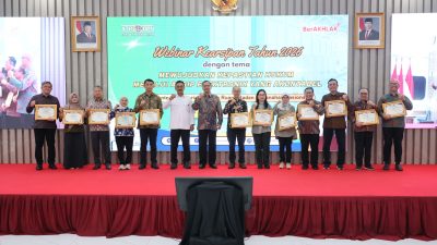 Bangun Motivasi Jajaran, Sekjen Kementerian ATR/BPN Beri Penghargaan kepada Satker Pengelola Kearsipan Terbaik
