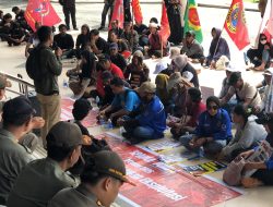 Masa Aksi Hari Buruh Internasional Kecewa Tak Ditemui Gubernur Kalbar