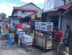 Kebakaran di Terminal Siantan Pontianak Utara, Warga Panik Keluarkan Barang Elektronik
