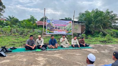 Tim dosen UPB memperkenalkan teknologi biochar diperkaya kepada para santri. (Foto: Dokumentasi Tim PKM UPB)