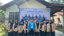 Bersihkan Makam, Mahasiswa KKL IAIN Pontianak dan Warga Pasir Panjang Gotong Royong