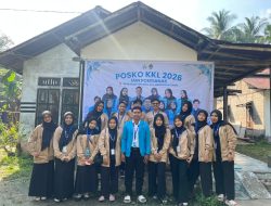 Bersihkan Makam, Mahasiswa KKL IAIN Pontianak dan Warga Pasir Panjang Gotong Royong