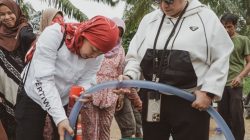 Fenty Noverita Salurkan Bantuan Air Bersih dan Sembako untuk Masyarakat Kubu Raya