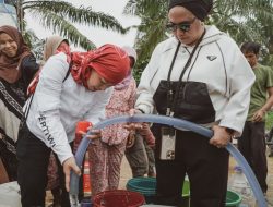Fenty Noverita Salurkan Bantuan Air Bersih dan Sembako untuk Masyarakat Kubu Raya
