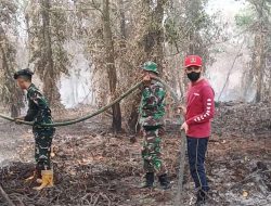 Di Tengah Kepulan Asap, Pegawai KemenHAM Kalbar Turun Langsung Padamkan Karhutla Bersama TNI