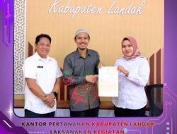 Kantah Kabupaten Landak Serahkan Sertipikat Aset Hak Pakai Milik Kemenag Landak