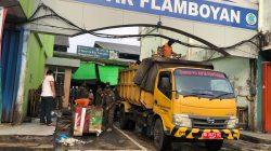 Tim Gabungan Bongkar Paksa Puluhan Lapak Tambahan di Pasar Flamboyan
