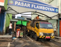 Tim Gabungan Bongkar Paksa Puluhan Lapak Tambahan di Pasar Flamboyan